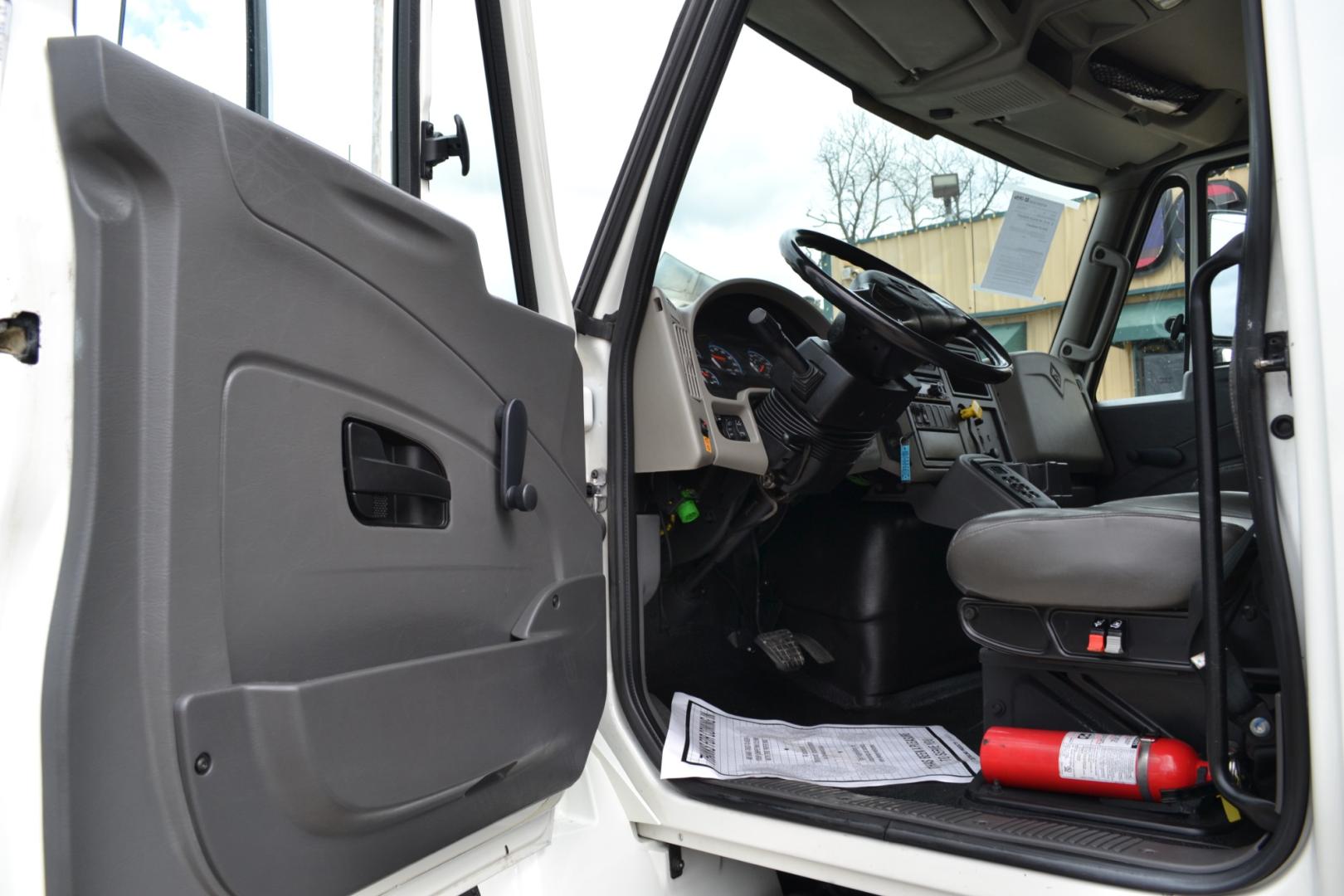 2018 WHITE /GRAY INTERNATIONAL 4400 with an CUMMINS L9 8.9L 300HP engine, ALLISON 3000HS AUTOMATIC transmission, located at 9172 North Fwy, Houston, TX, 77037, (713) 910-6868, 29.887470, -95.411903 - 33,000LB GVWR CDL REQUIRED, 28FT BOX, 13FT CLEARANCE, HEIGHT 103" X WIDTH 102", 3,500LB ALUMINUM LIFT GATE, E TRACKS, ALUMINUM WHEELS, DUAL 40 GALLON FUEL TANKS , COLD A/C - Photo#16
